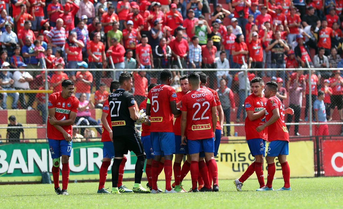 Marco Pablo Pappa volvió a celebrar una anotación vistiendo la camisola roja. (Foto Prensa Libre: Jeniffer Gómez)