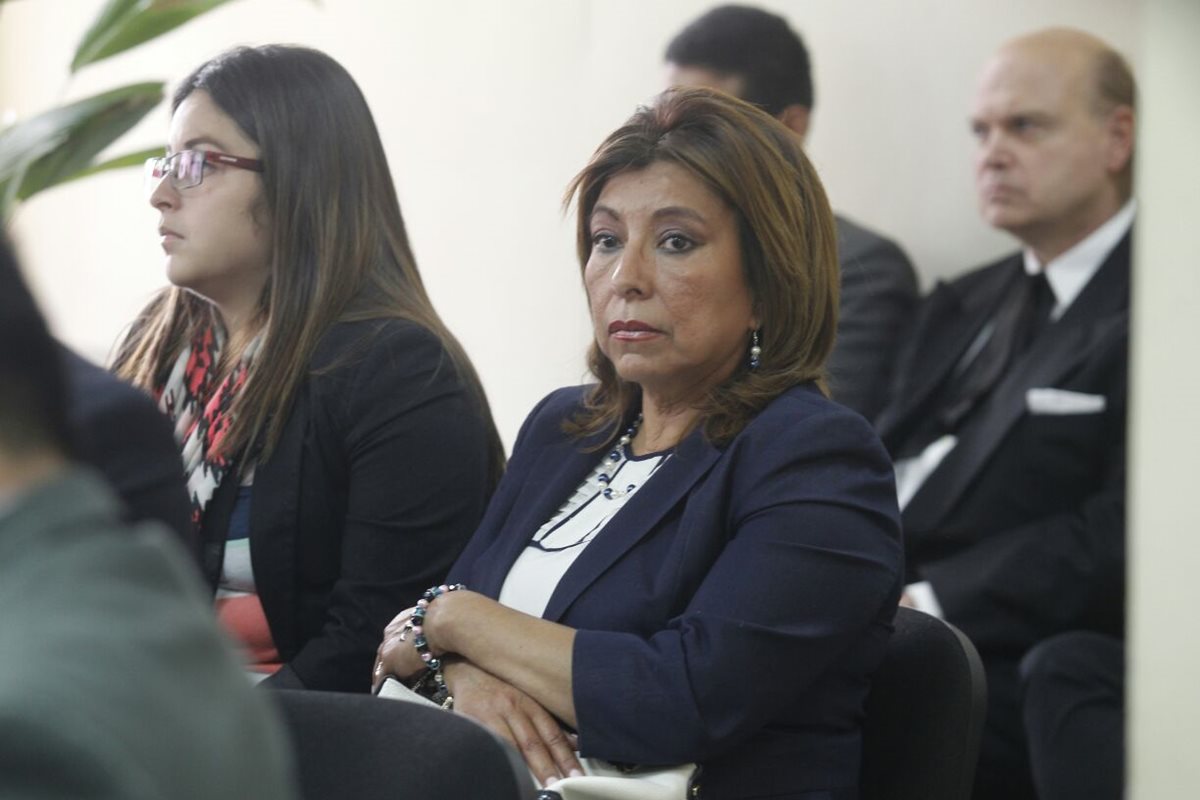 La exregistradora Anabella de León escucha la resolución de la jueza.  (Foto Prensa Libre: Carlos Hernández)