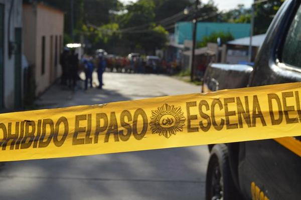 Las autoridades investigan el crimen en Teculután, Zacapa. (Foto Prensa Libre: Víctor Gómez).