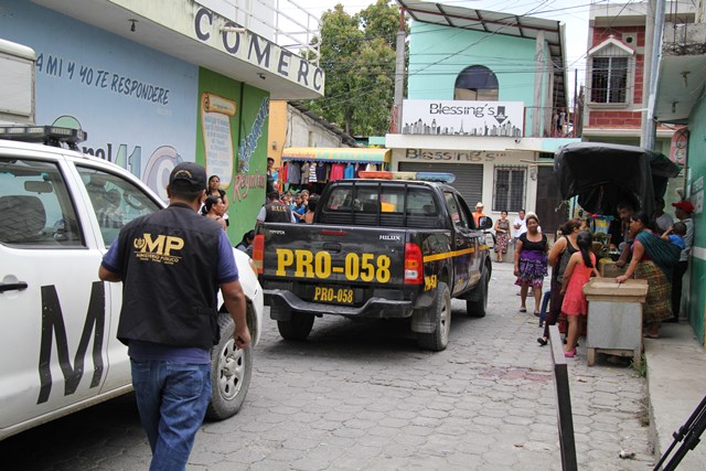 Fiscales del Ministerio Pública protegen evidencias en la escena del ataque armado. (Foto Prensa Libre: Hugo Oliva)