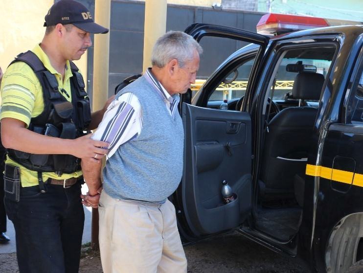 Agentes policiales trasladan a Tribunales a Roberto Antonio García Arenales. (Foto Prensa Libre: PNC).