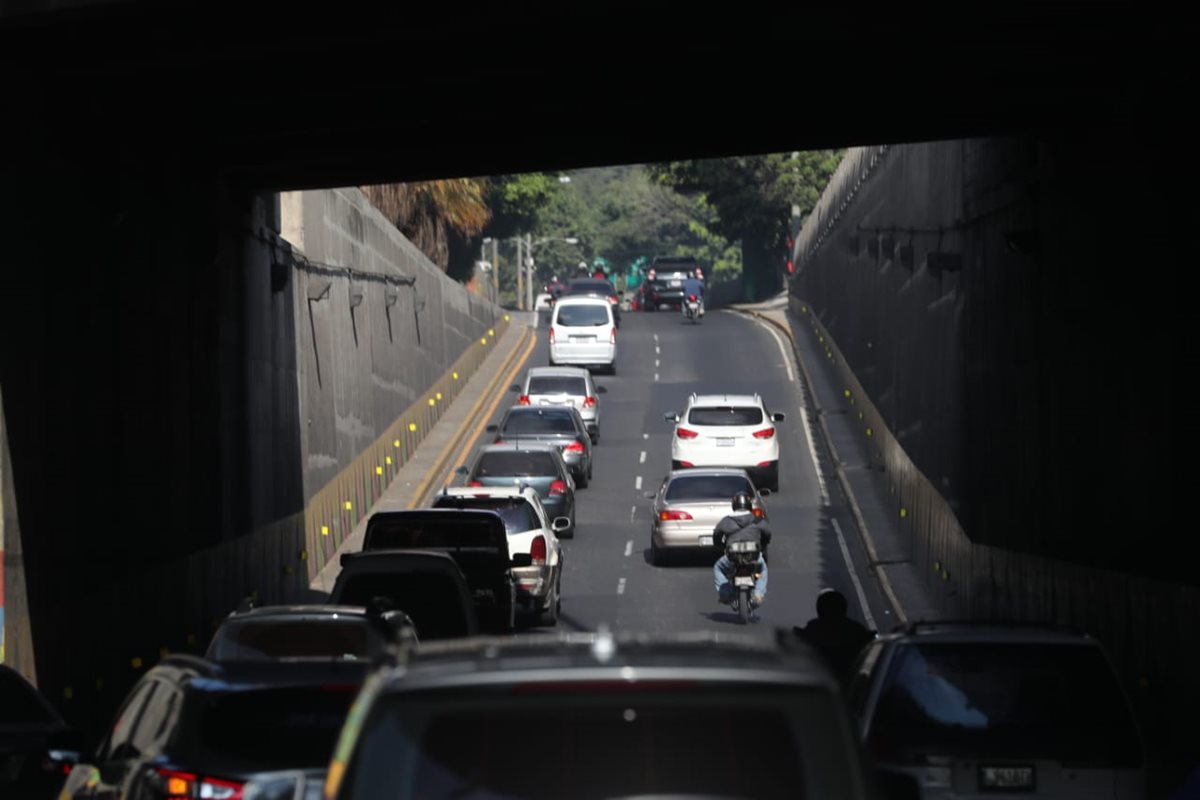 La circulación de transporte pesado estará restringido durante las fiestas de fin de año. (Foto Prensa Libre: Érick Ávila)