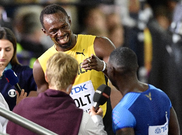 Usain Bolt sonríe al finalizar la clasificación a los 100 metros planos en el Mundial de Atletismo de Londres 2012. (Foto Prensa Libre: AFP)