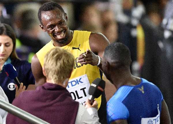 Usain Bolt sonríe al finalizar la clasificación a los 100 metros planos en el Mundial de Atletismo de Londres 2012. (Foto Prensa Libre: AFP).