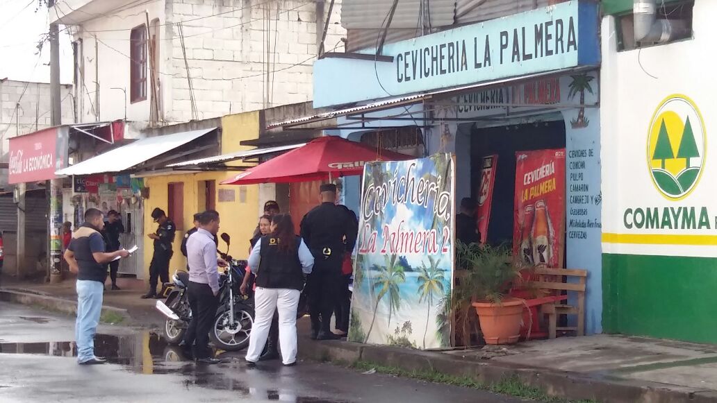 Cevichería donde fueron asesinados dos hombres en la zona 1 de Chimaltenango. (Foto Prensa Libre: Víctor Chamalé).