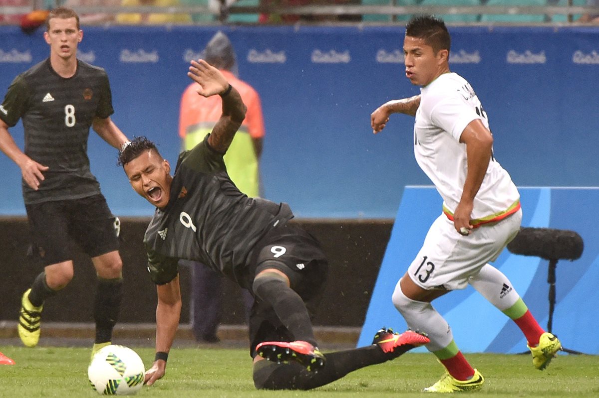 Carlos Salcedo tuvo participación con la selección mexicana en Río 2016. (Foto Prensa Libre: AFP)
