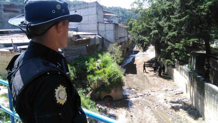 La Policía Nacional Civil acordonó el área en busca de evidencia, luego del ataque contra un agente. (Foto Prensa Libre: Estuardo Paredes)