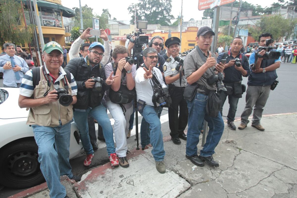 Reporteros gráficos celebran el Día del Periodista en medio de una cobertura de sucesos. (Foto Prensa Libre: Erick Ávila)