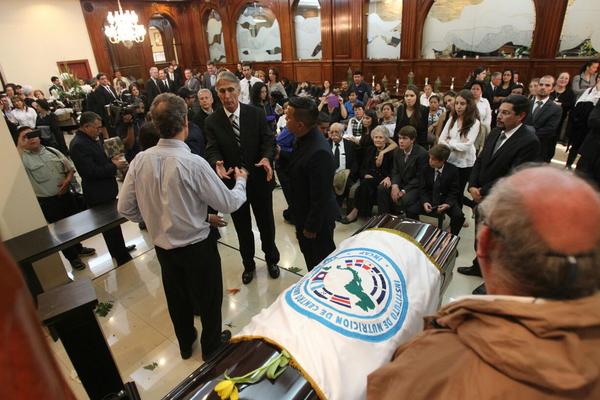Familiares y amigos dan último adiós a Ricardo Bressani, inventor de la Incaparina. (Foto Prensa Libre: ESBIN GARCÍA)