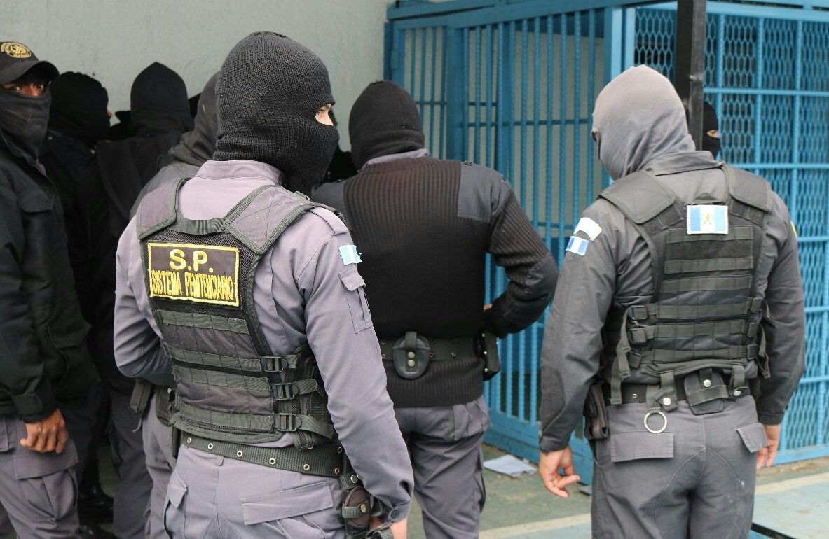 En el operativo en el Preventivo de la Zona 18 encontraron seis armas de fuego, municiones y otros aparatos eléctricos. (Foto Prensa Libre: Cortesía DGSP)