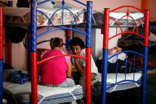 Migrantes indocumentados descansan en un albergue para migrantes en México.