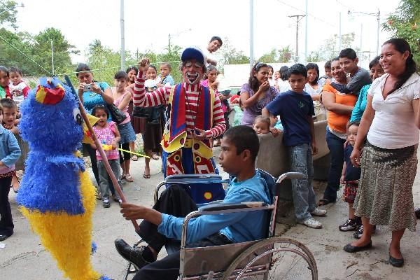 Un adolescente con capacidades especiales quiebra una piñata durante el convivio que Fundabiem organizó en Santa Elena, Flores, Petén.