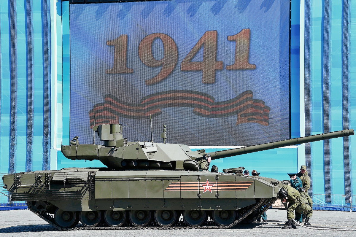 El tanque ruso estaba listo para ser remolcado durante un ensayo en Plaza Roja en Moscú (Foto Prensa Libre:AFP)