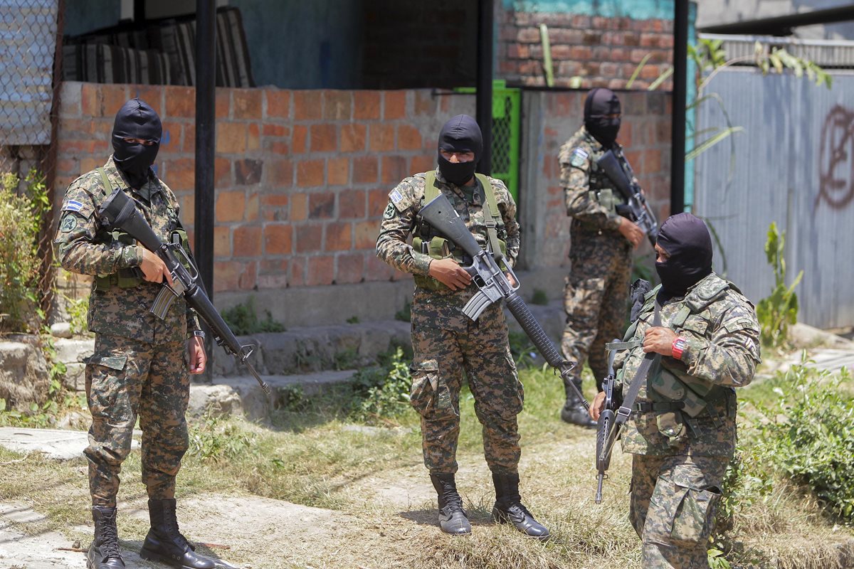 Agentes de la Fuerza Armada salvadoreña vigilan las afueras de una cárcel en Quezaltepeque, 25 kilómetros al noroeste de San Salvador. (Foto Prensa Libre: EFE).