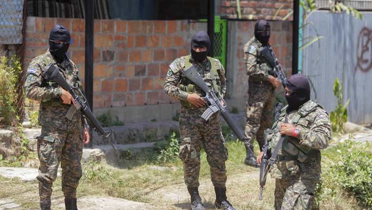 Agentes de la Fuerza Armada salvadoreña vigilan las afueras de una cárcel en Quezaltepeque, 25 kilómetros al noroeste de San Salvador. (Foto Prensa Libre: EFE).