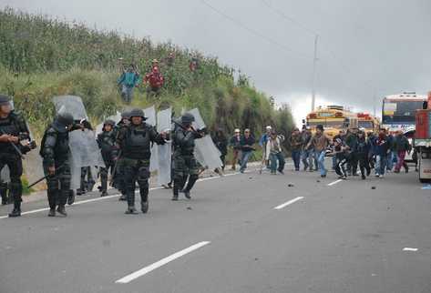 Manifestantes lanzan    piedras y objetos a agentes antidisturbios de la Policía Nacional Civil.