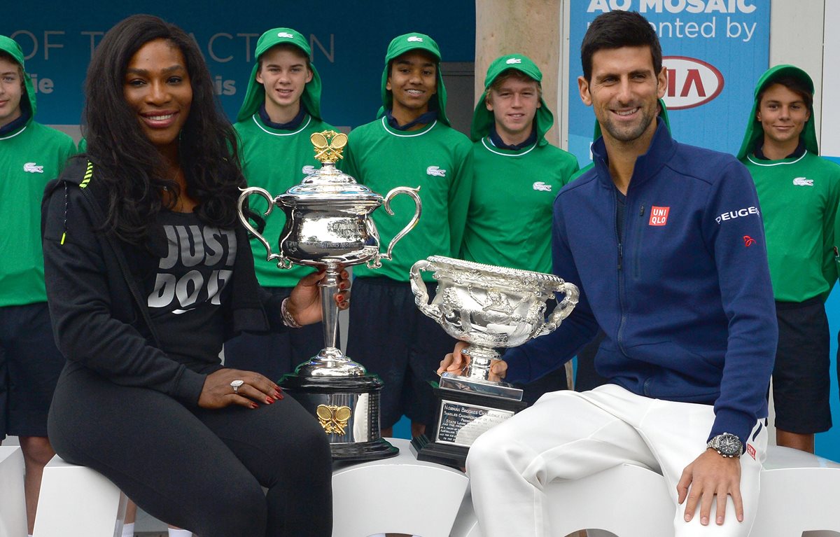 Serena Williams y Novak Djokovic posan con los trofeos que ganaron el año pasado en Australia. (Foto Prensa Libre: AFP)