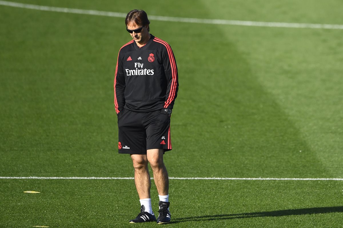 Julen Lopetegui se encuentra en la cuerda floja y muchos dan su salida del Real Madrid como un hecho, algo que se daría en las próximas horas. (Foto Prensa Libre: AFP)