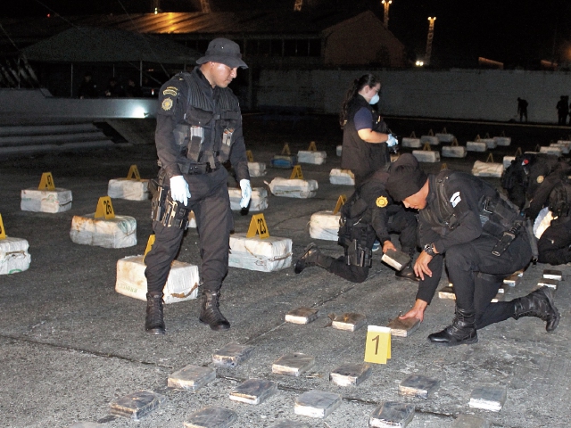 La PNC reporta más decomisos de droga en el 2016, lo que demuestra que el trasiego de narcóticos ilegales también se ha incrementado desde América del Sur. (Foto Prensa Libre: HemerotecaPL)