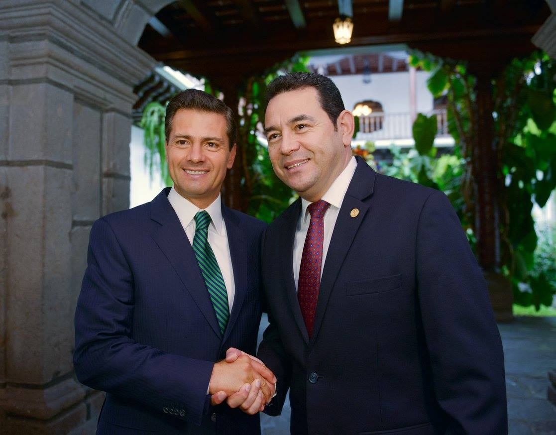 El presidente mexicano, Enrique Peña Nieto, es recibido por el canciller guatemalteco, Carlos Morales. (Foto: Esbin García)