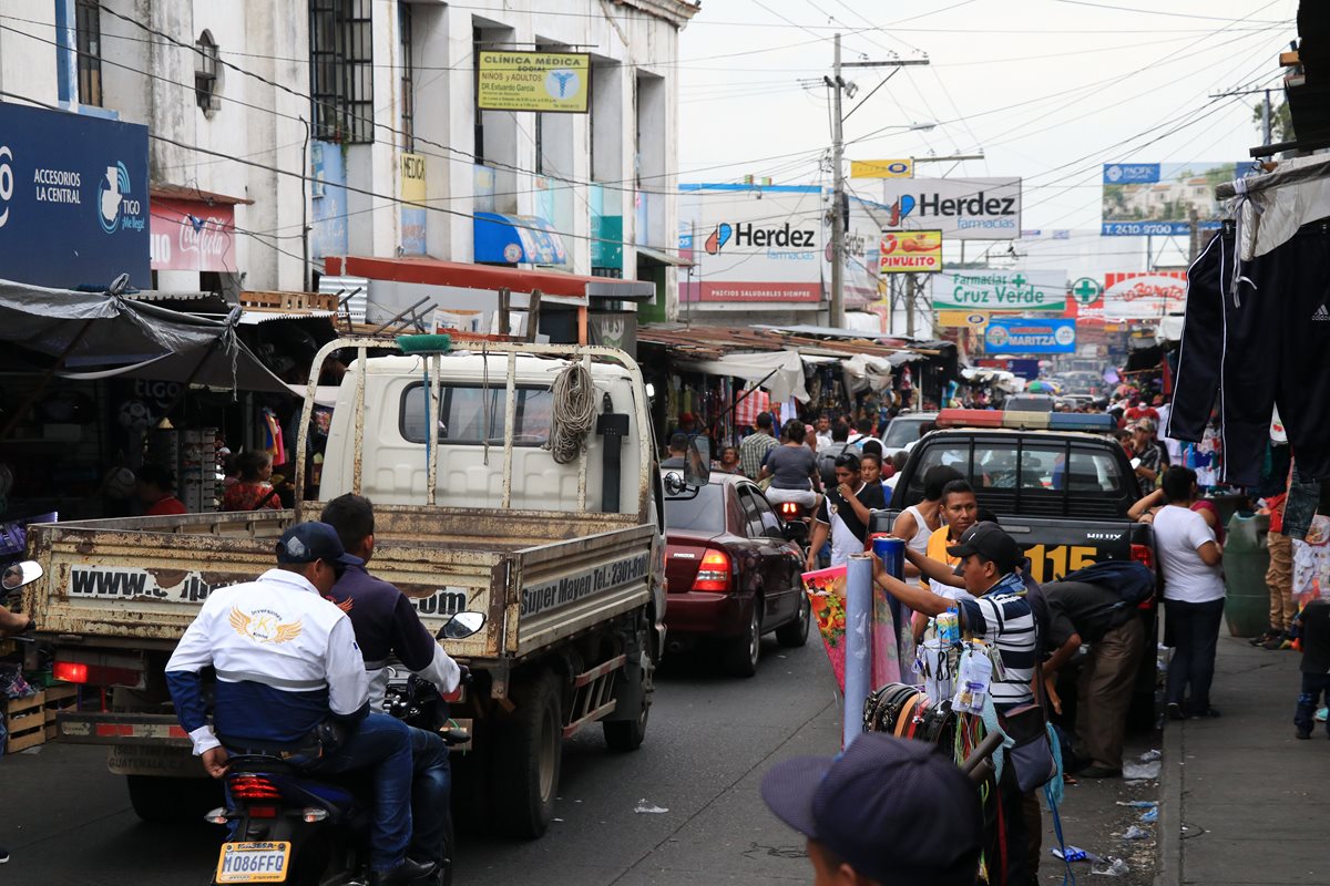 En la 4 avenida de la zona 1 se concentra la mayor parte del comercio informal que dificulta el paso de vehículos y de peatones. (Foto Prensa Libre: Enrique Paredes)