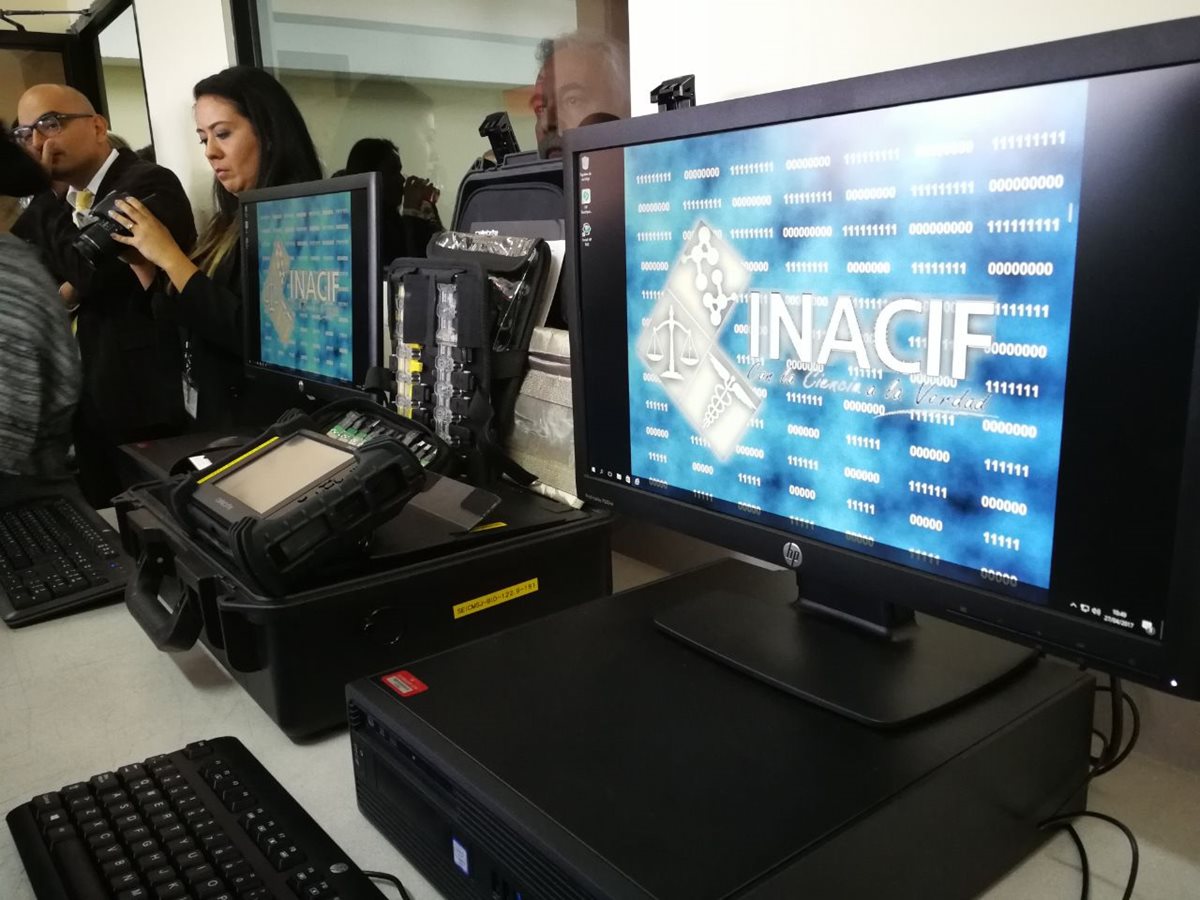 El laboratorio de informática forense aportará a la prueba científica en casos judiciales (Foto Prensa Libre: Érick Ávila).