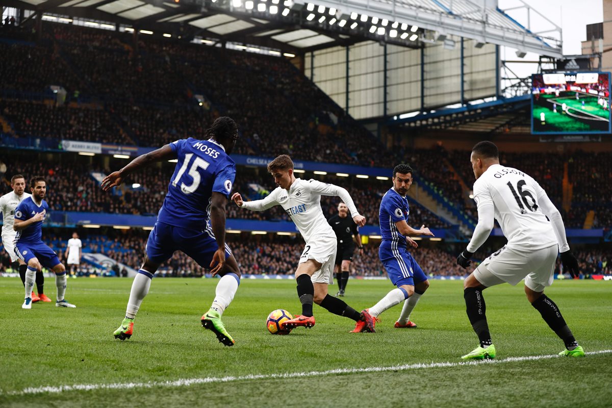 El nigeriano Victor Moses amplió su contrato con el Chelsea hasta el 2021. (Foto Prensa Libre: AFP)