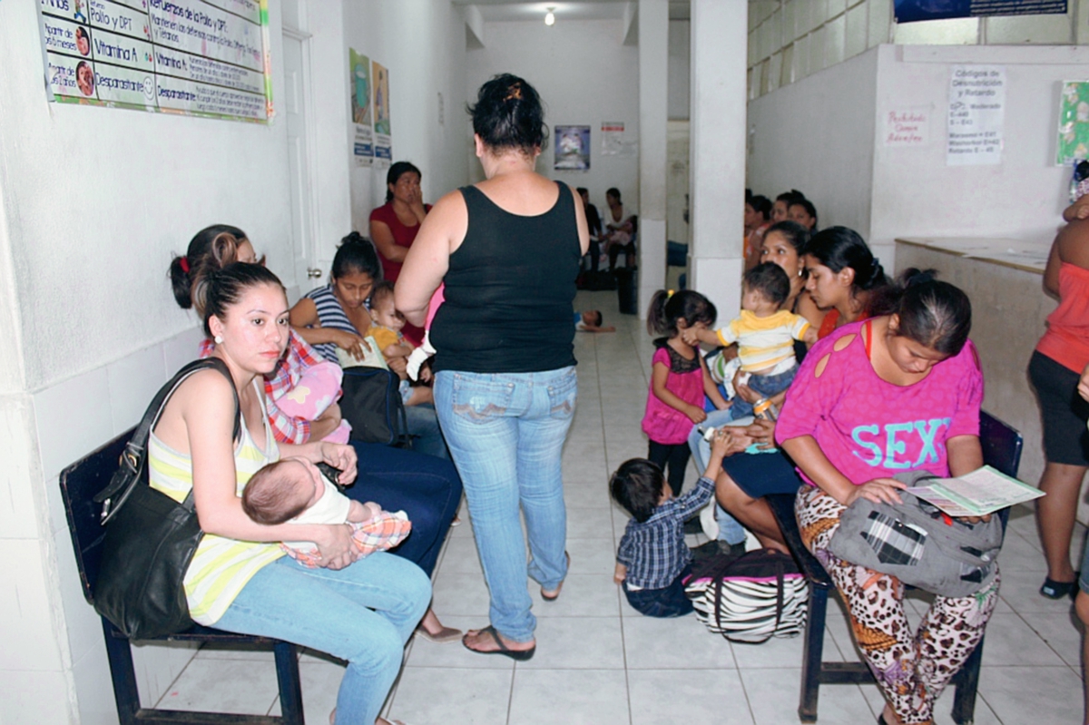 Madres de  familia denuncian que el centro de Salud de la ciudad de Escuintla no cuenta con inyecciones. (Foto Prensa Libre: Melvin Sandoval)
