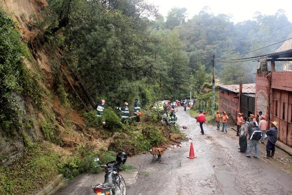 El deslizamiento ocurrió en el kilómetro 165 de la ruta de la cabecera de Santa Cruz del Quiché, en el lugar conocido como El Chorrillo. (Foto Prensa Libre: Oscar Figueroa)