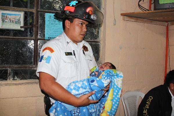 socorrista  sostiene a  bebé que fue abandonado y  quien fue internado en el Hospital Regional de Huehuetenango.