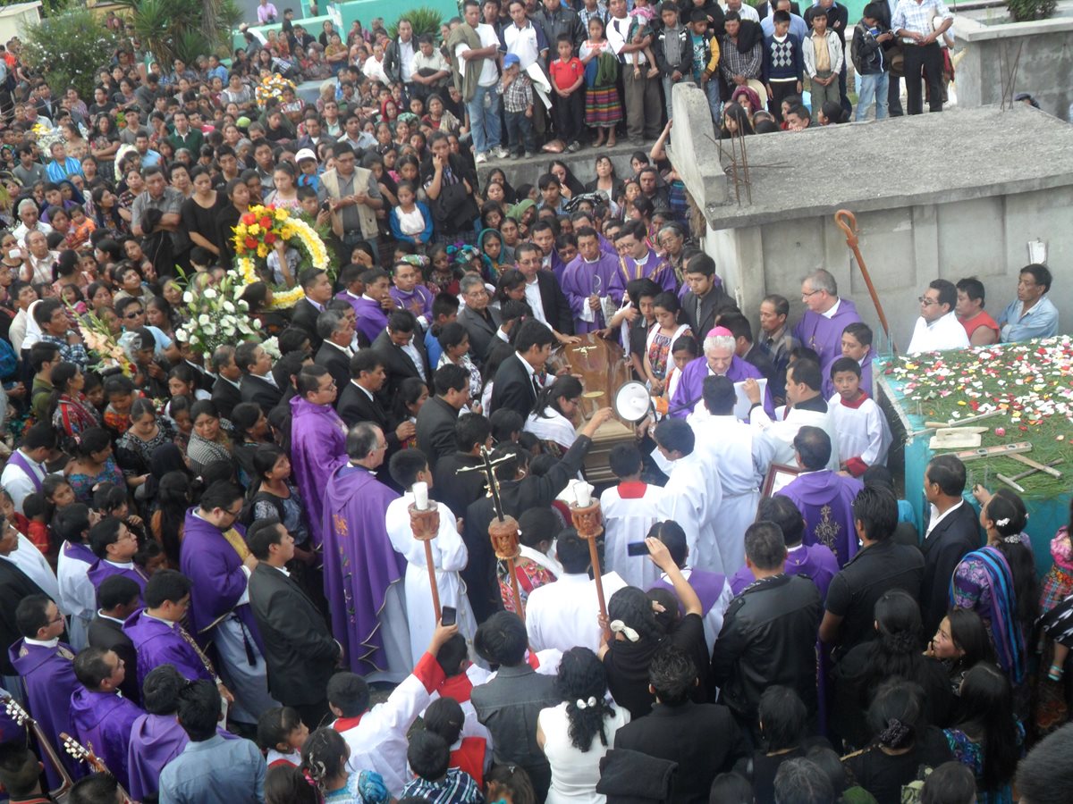 Al sepelio asistieron decenas de feligreses. (Foto Prensa Libre: César Pérez)