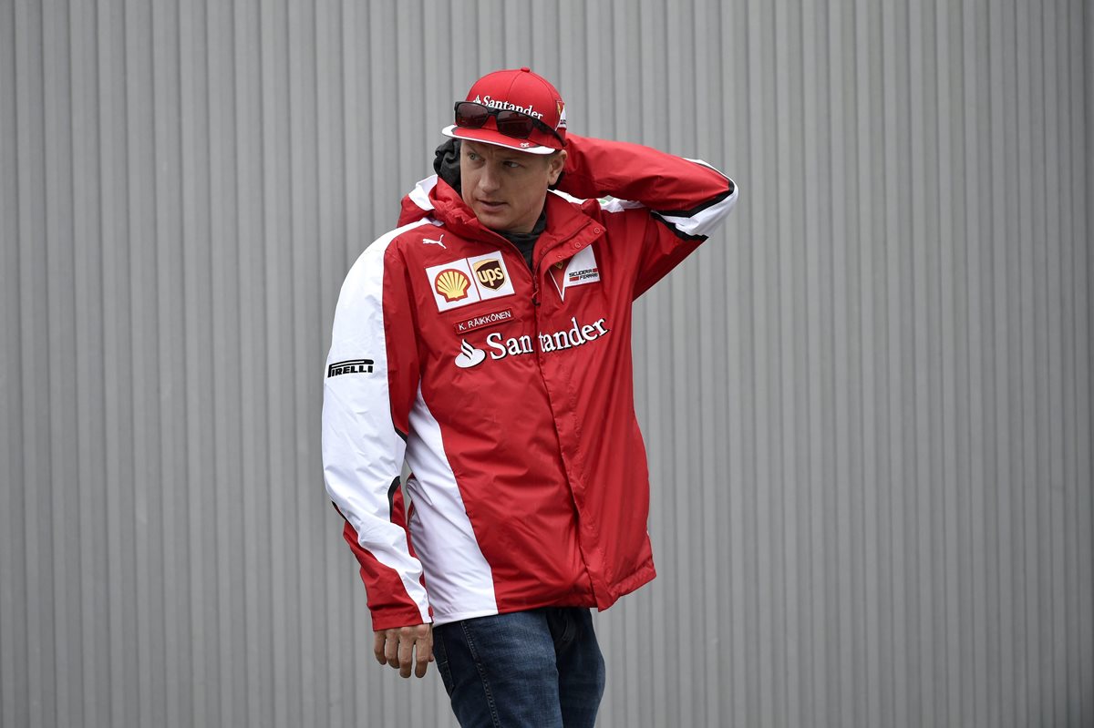 Kimi Raikkonen, de Ferrari, camina por la calle de garajes en el circuito de Suzuka en Japón. (Foto Prensa Libre: EFE)