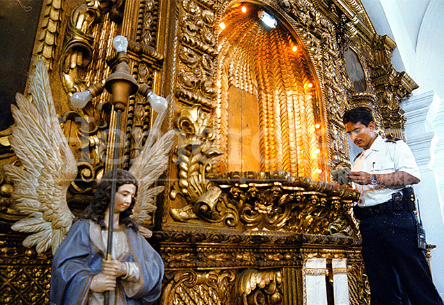 Un investigador de la PNC recaba evidencias en el altar de la Virgen del Carmen del Cerrito el 19 de abril de 2001. (Foto: Hemeroteca PL)