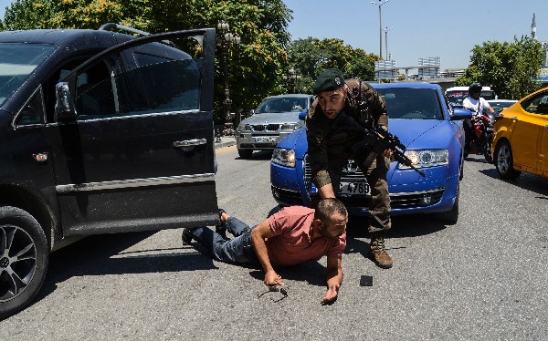 Turquía ha detenido a más de siete mil 500 sospechosos involucrados en el golpe fallido.(Foto Prensa Libre:AFP).