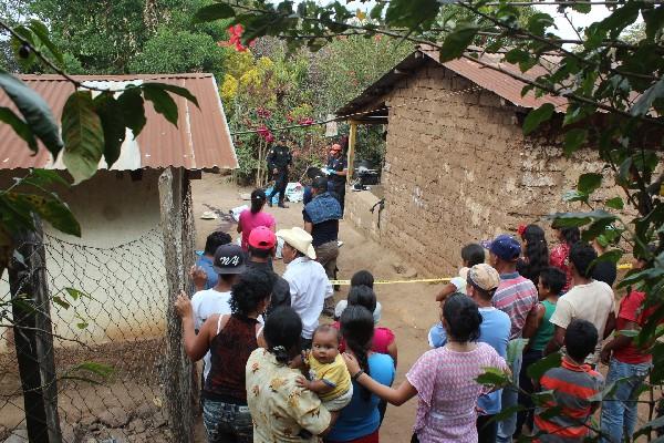 Vecinos observan  cadáver de García.