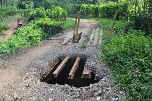 Paso vehicular es intransitable debido a socavamiento de la base de mampostería, a causa de las correntadas del río Talchulul. (Foto Prensa Libre: Édgar O. Girón)