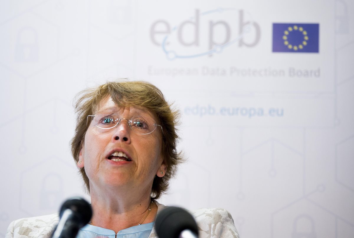 La presidenta de la Junta de Protección de Datos de la unión Europea, Andrea Jelinek, ofrece una rueda de prensa en Bruselas (Bélgica) sobre la normativa que entró en vigencia (Foto Prensa Libre: EFE).