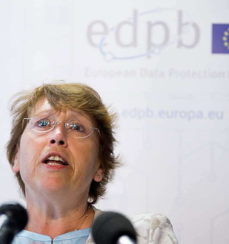 La presidenta de la Junta de Protección de Datos de la unión Europea, Andrea Jelinek, ofrece una rueda de prensa en Bruselas (Bélgica) sobre la normativa que entró en vigencia (Foto Prensa Libre: EFE).