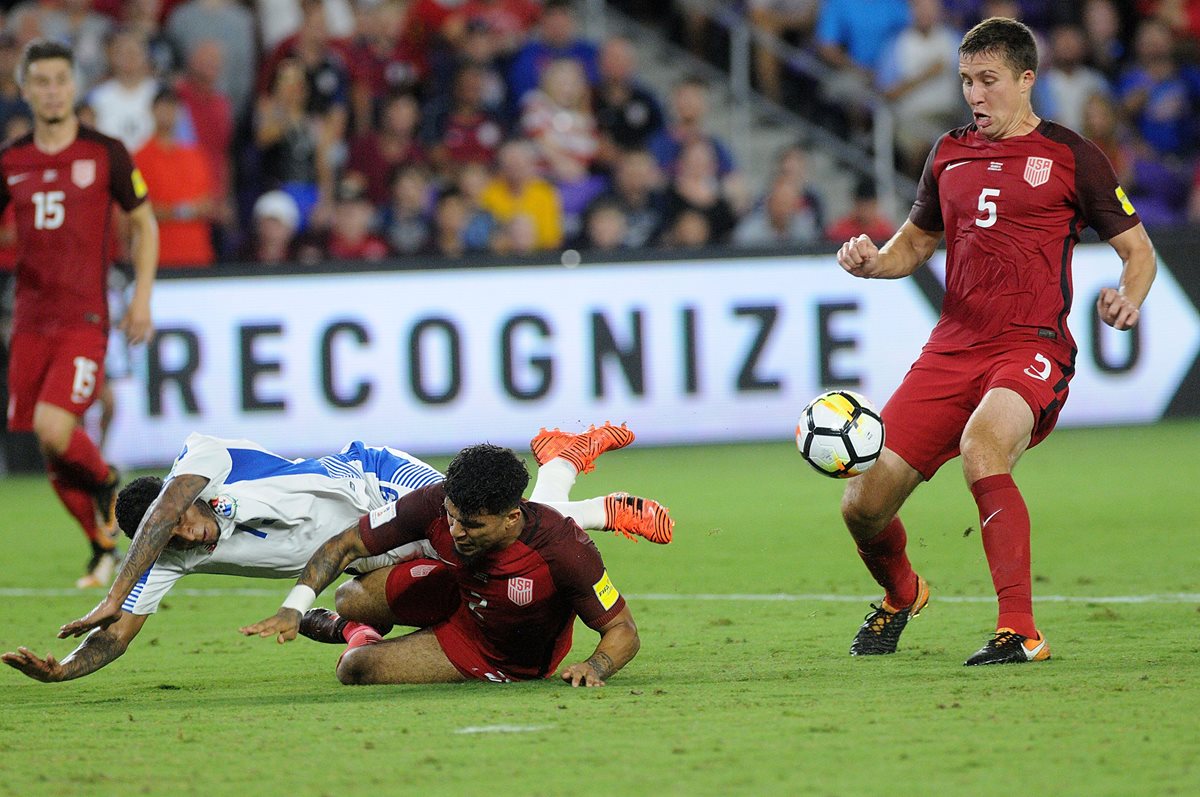 Alberto Quintero, de Panamá, y DeAndre Yedlinde (c) y Matt Besler (d) de Estados Unidos disputan el balón.