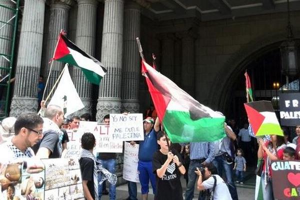 Comunidad palestina en Guatemala realiza protesta frente al Palacio Nacional. (Foto Prensa Libre: Rosa María Bolaños)<br _mce_bogus="1"/>
