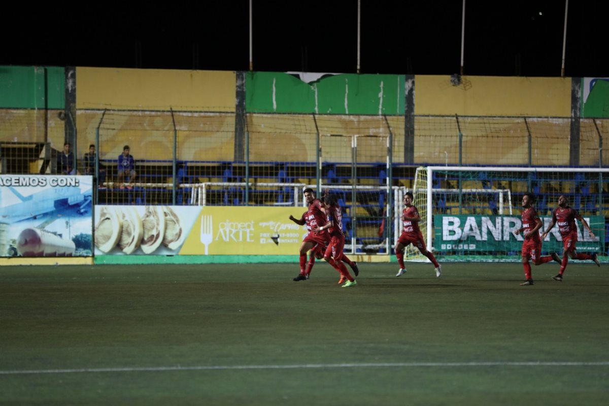 Así celebró Gabriel Leiva el gol del triunfo para Malacateco que "heló" al Julio Armando Cóbar. (Foto Prensa Libre: Edwin Fajardo)