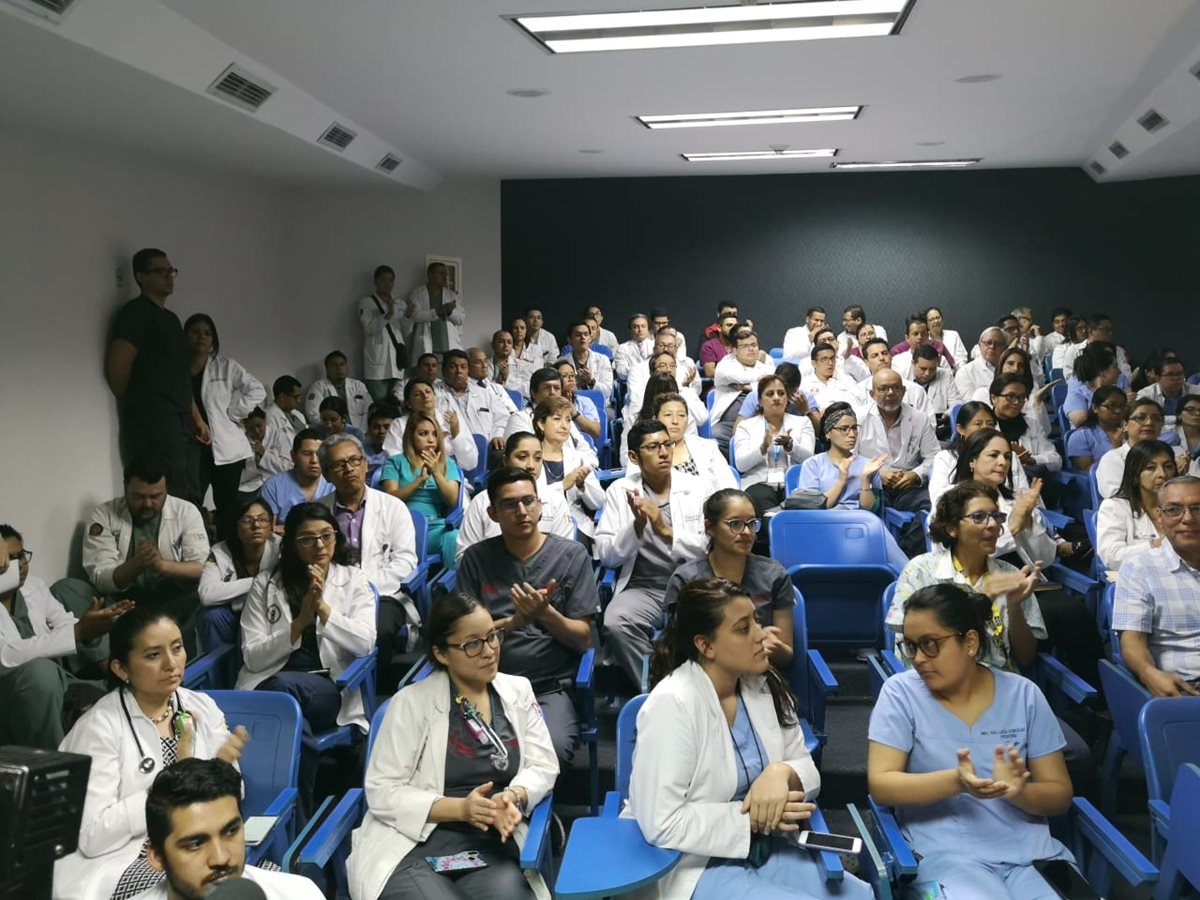 Médicos participan en asamblea para definir acciones a fin de obtener mejores sueldos. (Foto Prensa Libre: Érick Ávila)