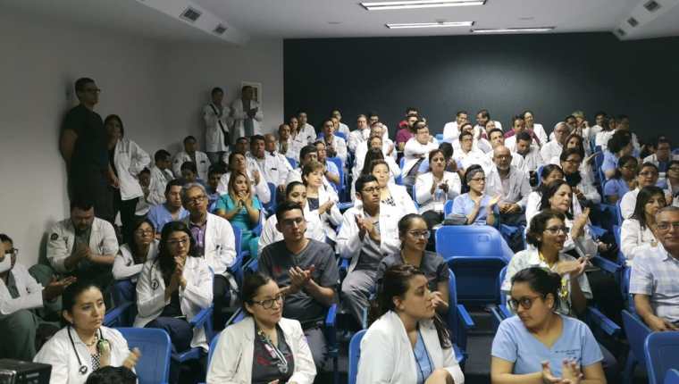 Médicos participan en asamblea para definir acciones a fin de obtener mejores sueldos. (Foto Prensa Libre: Érick Ávila)