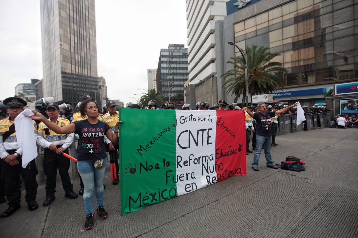 Integrantes de la Coordinadora Nacional de Trabajadores de la Educación de México mantienen huelga indefinida. (Foto Prensa Libre: EFE).