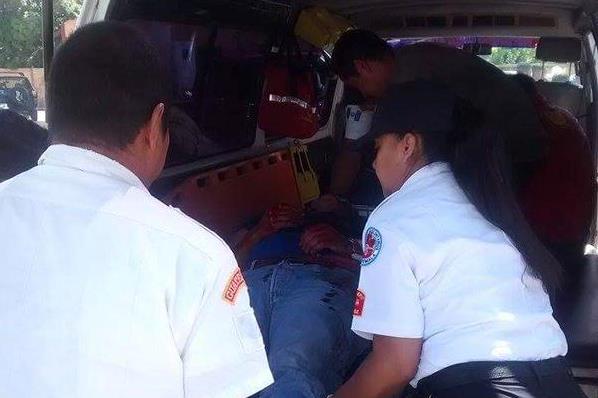 Rodolfo Enrique Garnica Trejo es trasladado por socorristas al Hospital Nacional de Jutiapa. (Foto Prensa Libre: Óscar González)