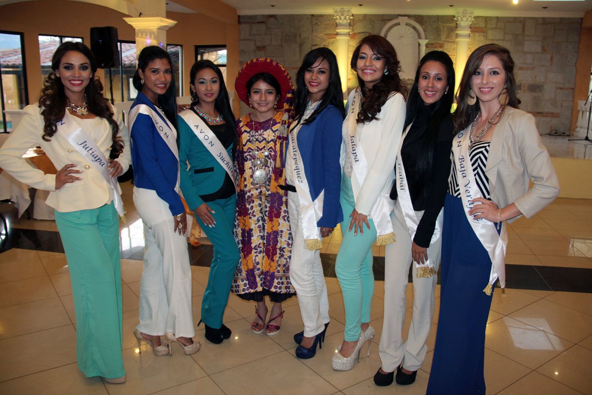 Reina Indígena de Xela -al centro- acompaña a representantes de belleza de varios departamentos de Guatemala. (Foto Prensa Libre: Carlos Ventura)