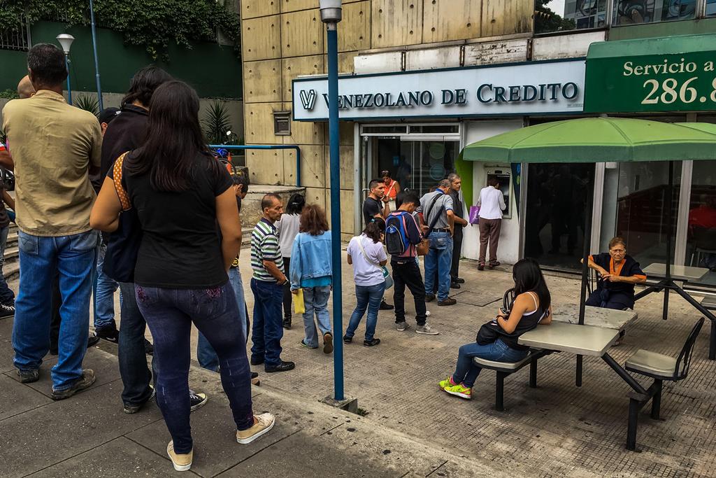 Miles de Venezolanos deben hacer filas porque la falta de efectivo también afecta a la población. (Foto Prensa Libre: EFE)