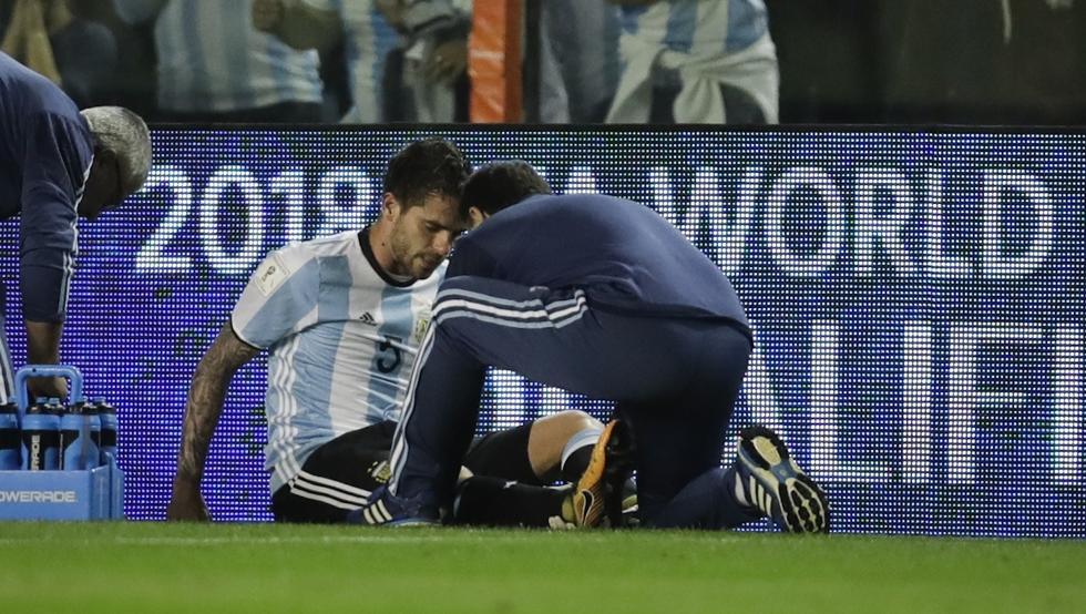 Fernando Gago se lesionó en el partido que Argentina empató en casa contra Perú. (Foto Prensa Libre: Hemeroteca PL)