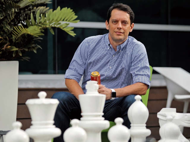 Sandro Freitas de Assis es el director general de Ambev Centroamérica, posee 19 años de experiencia dentro de la compañía. (Foto Prensa Libre: Carlos Hernández)