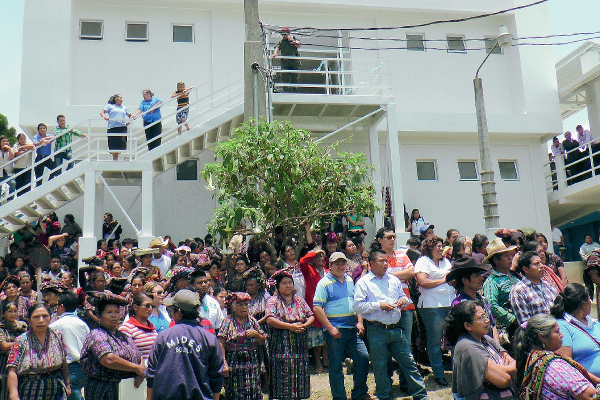 Pobladores participan en la ampliación de la consulta externa del Hospital Regional de Sololá. (Foto Prensa Libre: Ángel Julajuj)